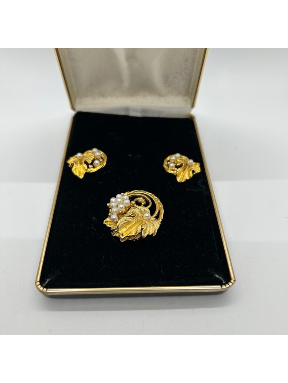 Jeweline Originals Brooch Earring Set Gold Tone Faux Pearl Grapes Leaf MCM Box